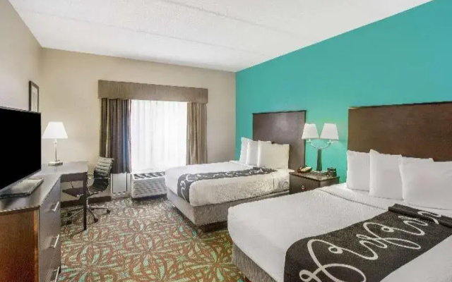 Deluxe Suite with pool view