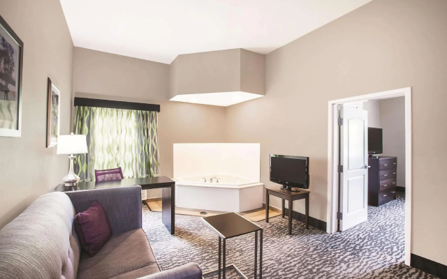 1 Bedroom Deluxe Double Suite