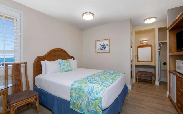 Double room with partial ocean view