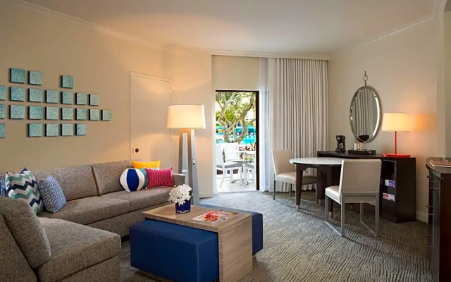 1 Bedroom Island Double Suite with pool view