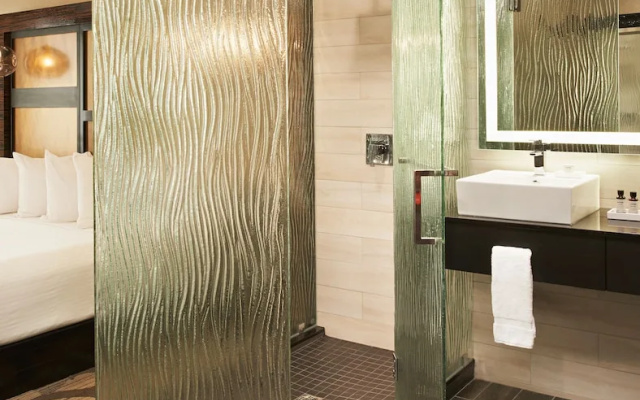 Suite with city view