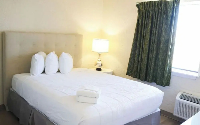 Standard Quadruple room with city view