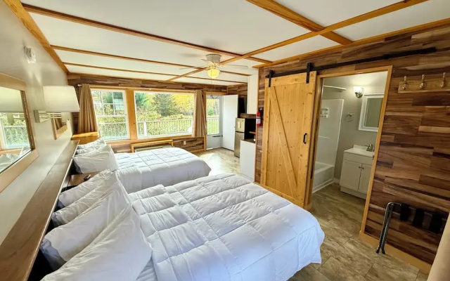 Standard Quadruple room with partial view