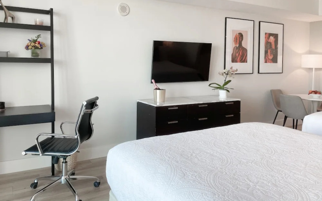 Deluxe Quadruple Suite with balcony and with partial ocean view