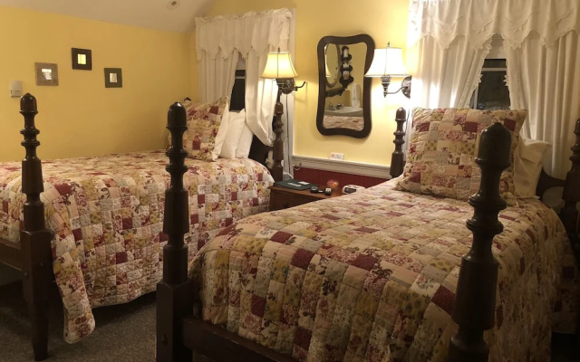 Luxury Twin room with courtyard view