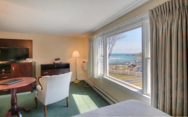 Standard Triple room with partial view