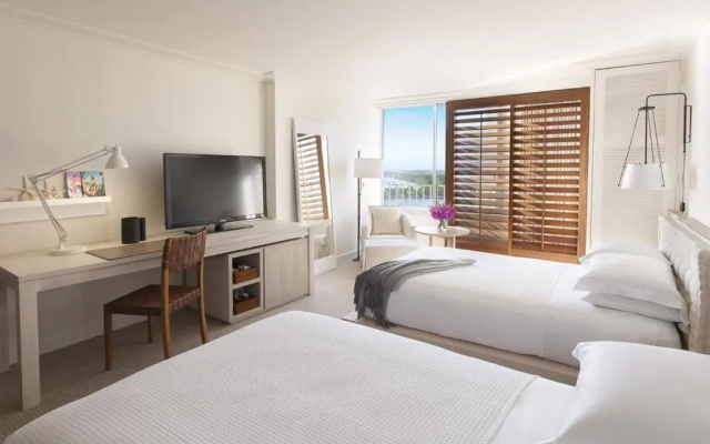 Twin room with partial ocean view