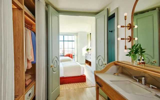 Standard Double room with city view