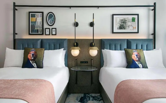 Deluxe Quadruple room with city view