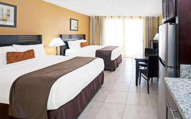Quadruple room with balcony and with partial ocean view