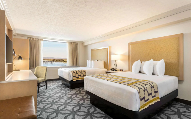 1 Bedroom Deluxe Quadruple Suite with water view