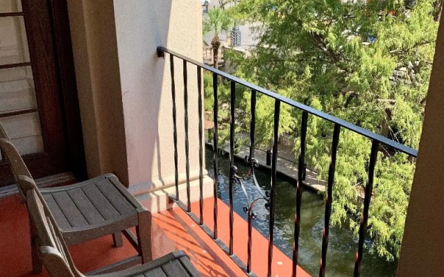 Standard room with balcony and with river view
