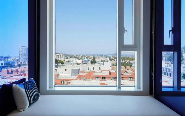 Superior Quadruple room with city view