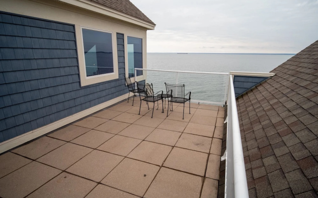 1 Bedroom Penthouse Suite with lake view