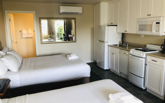 Classic Quadruple room with partial ocean view
