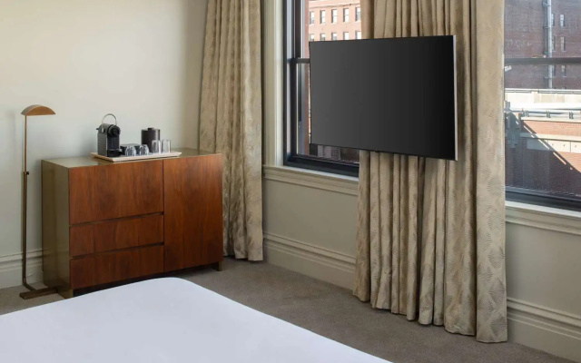 Corner Double room with city view