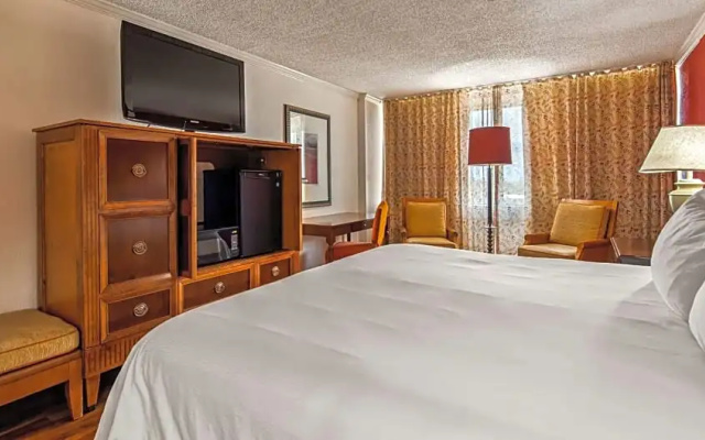 Standard room with pool view