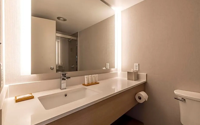 3 Bedrooms Double Suite with partial view