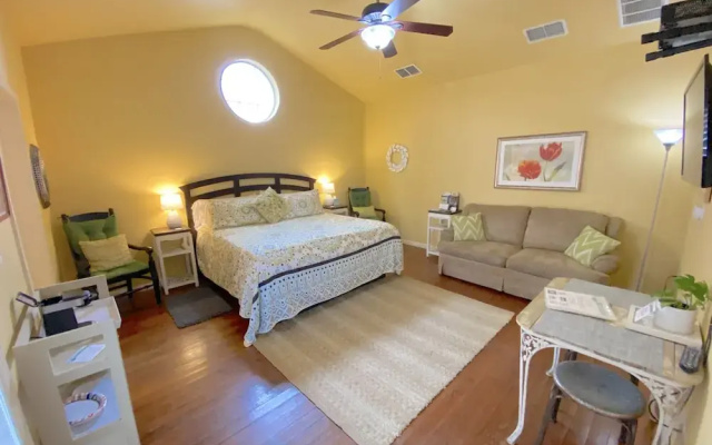 Standard Quadruple room with garden view