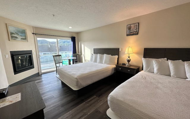 Quadruple Suite with balcony and with partial ocean view