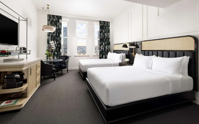 Deluxe Accessible Quadruple room with city view
