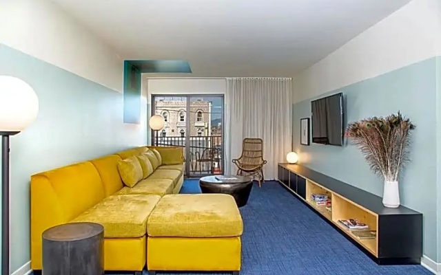 Suite with city view