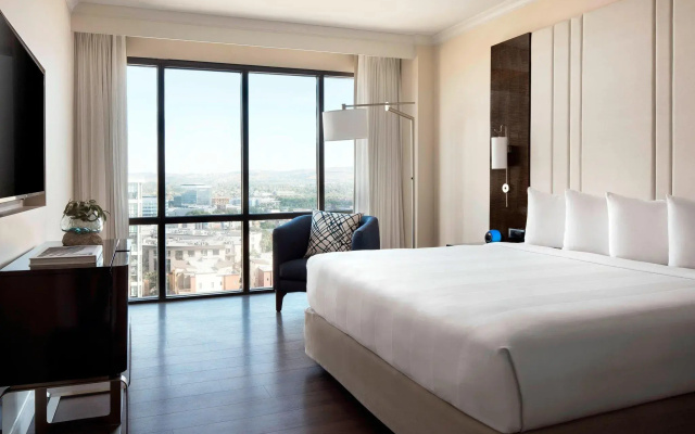 Executive Club Penthouse Suite