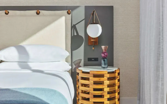 Standard Quadruple room with balcony and with partial ocean view
