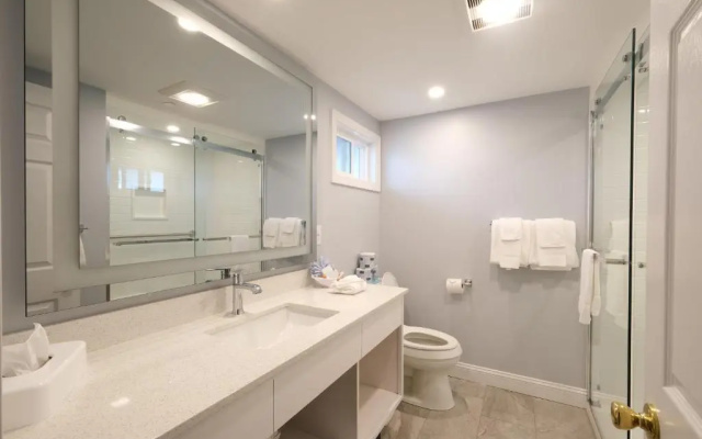 Standard Quadruple room with partial ocean view