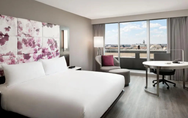 1 Bedroom Corner Suite with city view
