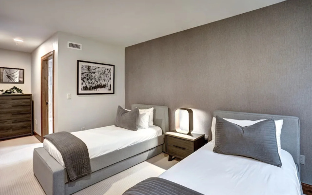 4 Bedrooms Standard room with balcony and with mountain view