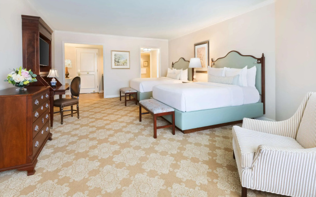 Standard Quadruple room with city view