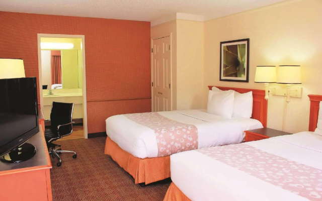 Standard Sextuple Family room
