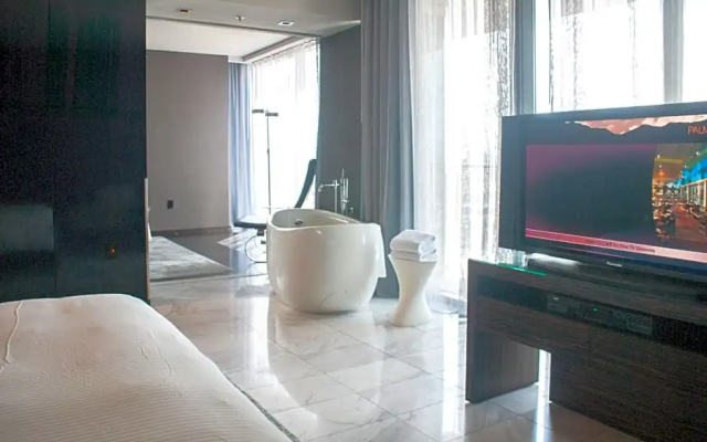 Suite with city view
