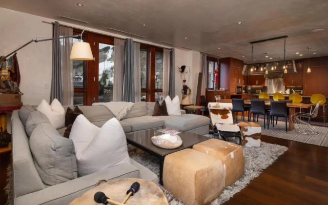 4 Bedrooms Apartment