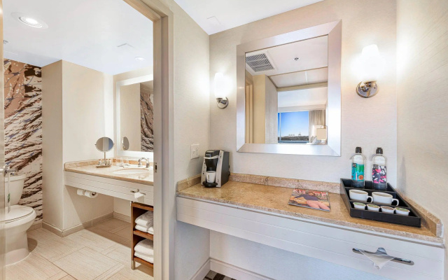 1 Bedroom Double Club Suite with harbour view