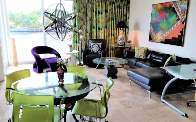 2 Bedrooms Apartment with water view