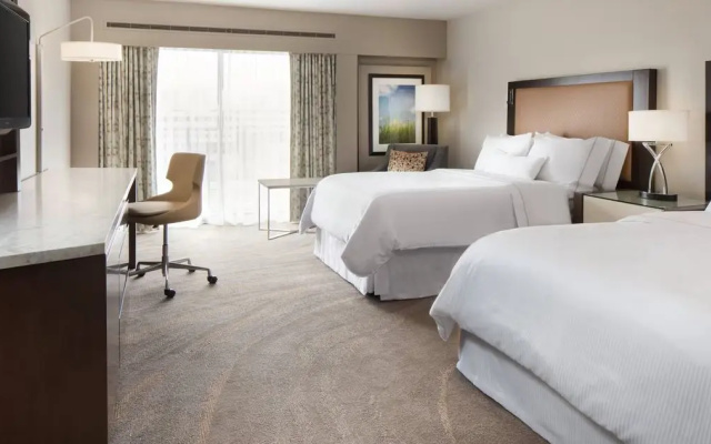 Standard Quadruple room with city view