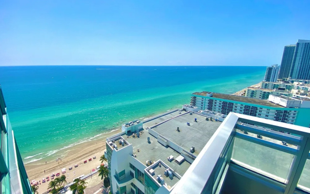 High Floor Double room with balcony and with partial ocean view