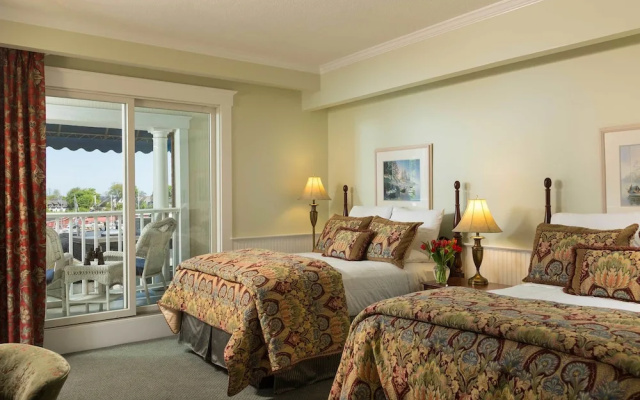Standard Quadruple room with partial ocean view