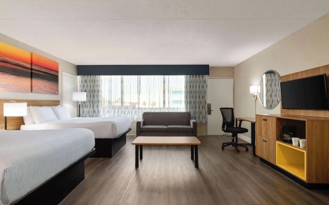 Standard Quadruple room with street view