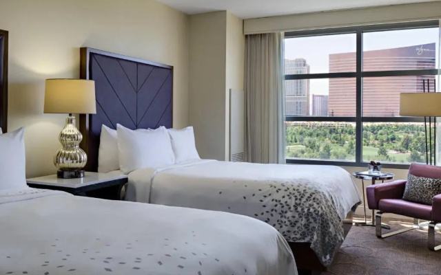 Twin room with Las Vegas strip view