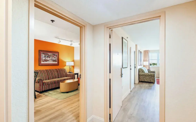 2 Bedrooms Deluxe Suite with pool view