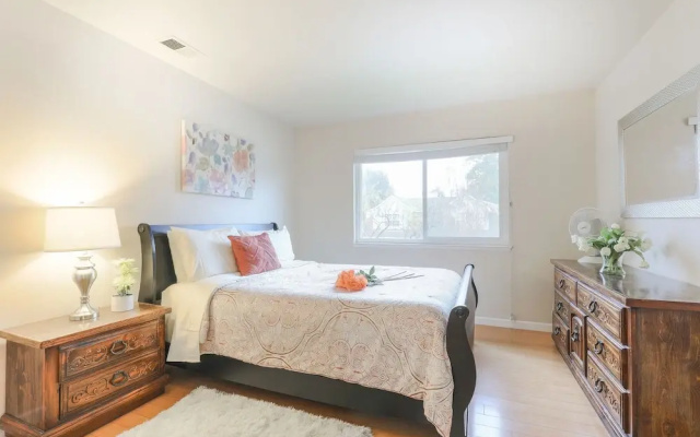 2 Bedrooms Comfort room with balcony