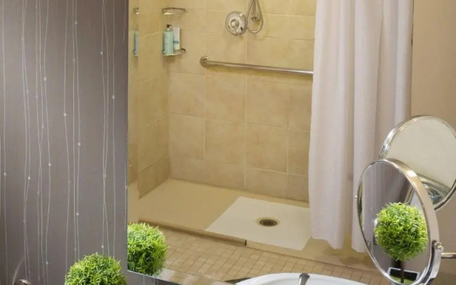 Standard Quadruple room with city view