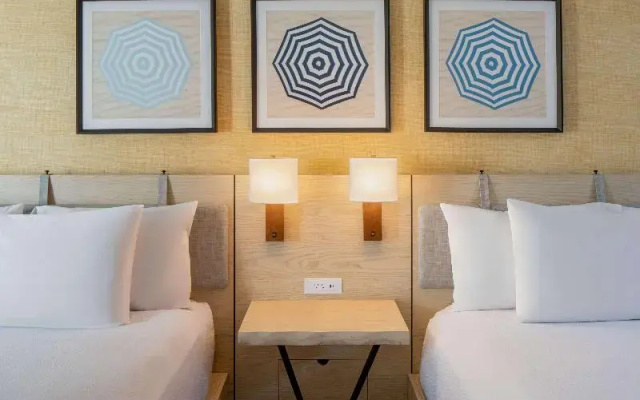 Standard Twin room with partial ocean view
