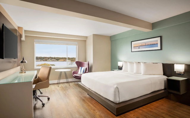 Executive Quadruple Suite with partial view