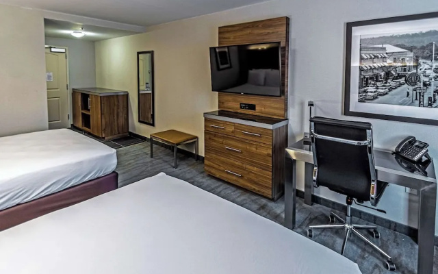 Standard Quadruple room with city view