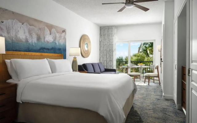 Standard room with partial ocean view