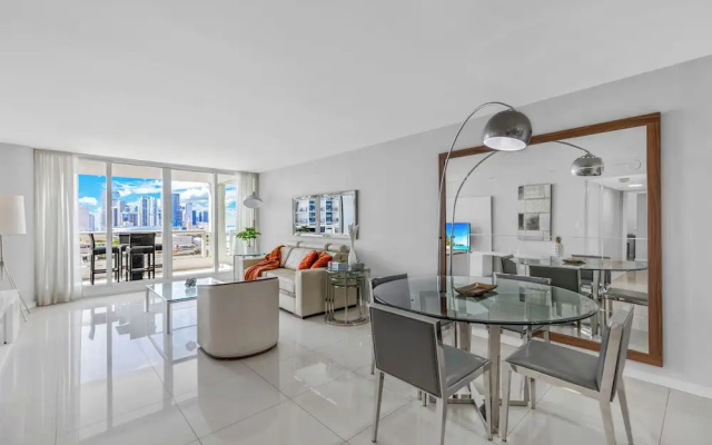 3 Bedrooms Apartment